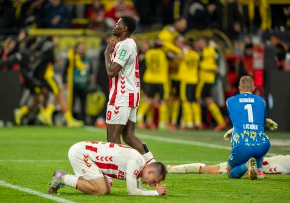 Tor durch Maximilian BEIER (Borussia Dortmund, 14) vorne sind Spieler vom 1.FC Köln enttäuscht am Boden. Hier. Ragnar Ache (1. FC Koeln, 9) 25.10.2025, Fussball, 1. Bundesliga: Borussia Dortmund - 1. FC Köln in Dortmund, Signal Iduna Park DFL regulations prohibit any use of photographs as image sequences and or quasi-video. Copyright: HMBxMedia xMarcoxBader