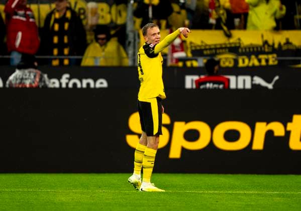 Maximilian BEIER (Borussia Dortmund, 14) mit einem Dart Jubel 25.10.2025, Fussball, 1. Bundesliga: Borussia Dortmund - 1. FC Köln in Dortmund, Signal Iduna Park DFL regulations prohibit any use of photographs as image sequences and or quasi-video. Copyright: HMBxMedia xMarcoxBader