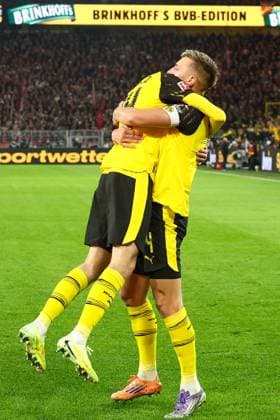 Dortmund, Signal Iduna Park, 25.10.25, GER, Herren, 1. Bundesliga, Saison 2025 - 2026, Borussia Dortmund - 1. FC Koeln, Maximilian Beier (Borussia Dortmund) jubelt nach seinem Tor zum 1:0 mit Nico Schlotterbeck (Borussia Dortmund) DFB DFL REGULATIONS PROHIBIT ANY USE OF PHOTOGRAPHS AS IMAGE SEQUENCES AND OR QUASI-VIDEO. Copyright: JoachimxBywaletz xJB-Sportfoto