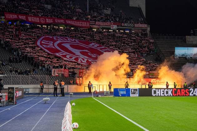 Fussball, Herren, Saison 2025 2026, 2. Bundesliga (10. Spieltag), Hertha BSC - Fortuna Düsseldorf, Fans von Düsseldorf zünden Pyrotechnik, 25.10. 2025,