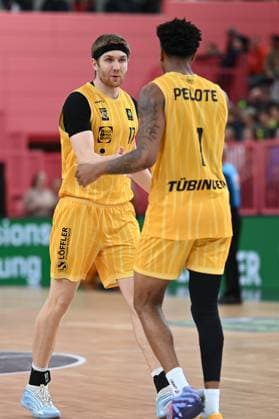 Lukas Milner (Tigers Tuebingen, 17) und Bernard Pelote III (Tigers Tuebingen, 01) klatschen sich ab GER, Tigers Tuebingen vs. SBB Baskets Wolmirstedt, Basketball, Herren, Pro A, 2. Barmer Basketball Bundesliga, Saison 2025 2026, 25.10.2025 GER, Tigers Tuebingen vs. SBB Baskets Wolmirstedt, Basketball, Herren, Pro A, 2. Barmer Basketball Bundesliga, Saison 2025 2026, 25.10.2025 Tuebingen Copyright: xEibner-Pressefoto NicolasxWoernx EP_NWN