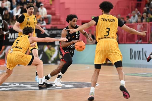 Alieu Ceesay (SBB Baskets Wolmirstedt, 28) umringt von Gegenspielern GER, Tigers Tuebingen vs. SBB Baskets Wolmirstedt, Basketball, Herren, Pro A, 2. Barmer Basketball Bundesliga, Saison 2025 2026, 25.10.2025 GER, Tigers Tuebingen vs. SBB Baskets Wolmirstedt, Basketball, Herren, Pro A, 2. Barmer Basketball Bundesliga, Saison 2025 2026, 25.10.2025 Tuebingen Copyright: xEibner-Pressefoto NicolasxWoernx EP_NWN