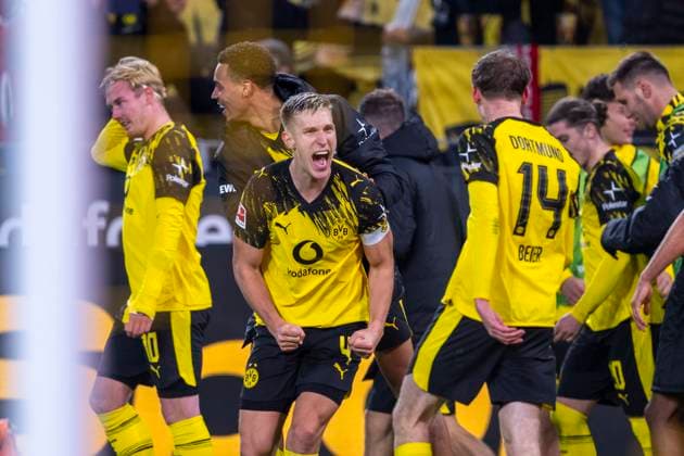 25.10.2025: Fußball: Borussia Dortmund - 1. FC Köln, 8. Spieltag im Signal-Iduna-Park. Nico Schlotterbeck (Borussia Dortmund) jubelt mit Maximilian Beier (Borussia Dortmund) WICHTIGER HINWEIS: Gemäß den Vorgaben der DFL und des DFB ist es untersagt, in dem Stadion und oder vom Spiel angefertigte Fotoaufnahmen in Form von Sequenzbildern und oder videoähnlichen Fotostrecken zu verwerten bzw. verwerten zu lassen. Copyright: xDavidxInderliedx
