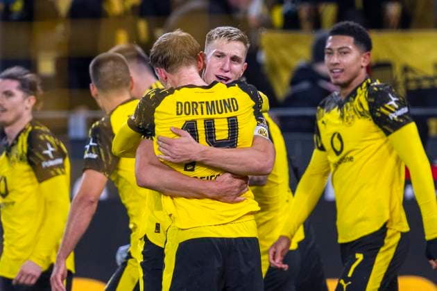 25.10.2025: Fußball: Borussia Dortmund - 1. FC Köln, 8. Spieltag im Signal-Iduna-Park. Nico Schlotterbeck (Borussia Dortmund) jubelt mit Maximilian Beier (Borussia Dortmund) WICHTIGER HINWEIS: Gemäß den Vorgaben der DFL und des DFB ist es untersagt, in dem Stadion und oder vom Spiel angefertigte Fotoaufnahmen in Form von Sequenzbildern und oder videoähnlichen Fotostrecken zu verwerten bzw. verwerten zu lassen. Copyright: xDavidxInderliedx