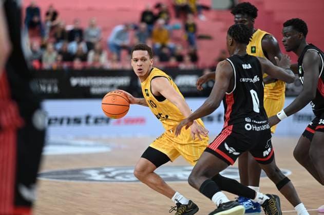Isaiah Sanders (Tigers Tuebingen, 10) setzt sich durch GER, Tigers Tuebingen vs. SBB Baskets Wolmirstedt, Basketball, Herren, Pro A, 2. Barmer Basketball Bundesliga, Saison 2025 2026, 25.10.2025 GER, Tigers Tuebingen vs. SBB Baskets Wolmirstedt, Basketball, Herren, Pro A, 2. Barmer Basketball Bundesliga, Saison 2025 2026, 25.10.2025 Tuebingen Copyright: xEibner-Pressefoto NicolasxWoernx EP_NWN