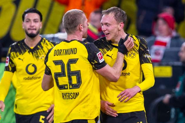 25.10.2025: Fußball: Borussia Dortmund - 1. FC Köln, 8. Spieltag im Signal-Iduna-Park. Maximilian Beier (Borussia Dortmund) jubelt ich seinem Tor zum 1:0. WICHTIGER HINWEIS: Gemäß den Vorgaben der DFL und des DFB ist es untersagt, in dem Stadion und oder vom Spiel angefertigte Fotoaufnahmen in Form von Sequenzbildern und oder videoähnlichen Fotostrecken zu verwerten bzw. verwerten zu lassen. Copyright: xDavidxInderliedx