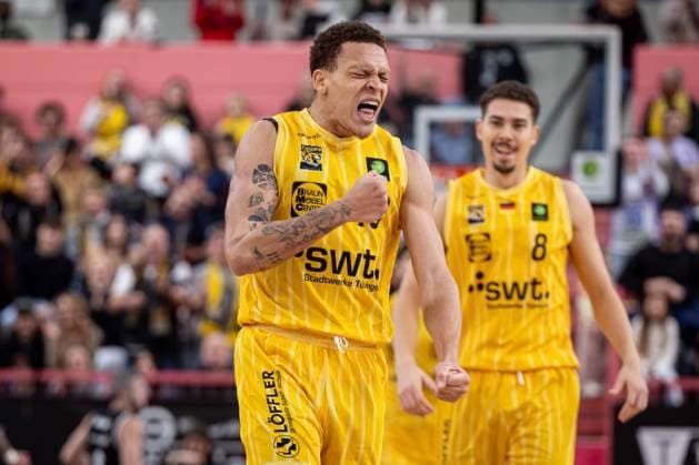 Tigers Tuebingen - SBB Baskets Wolmirstedt, Herren, 2. Bundesliga, Barmer 2. Basketball Bundesliga, pro A, 5. Spieltag, Spielzeit 2025 2026, 25.10.2025 Isaiah Sanders (Tigers Tuebingen, 10) jubelt nach seinem dritten Dreier in Folge