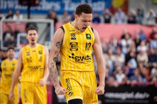 Tigers Tuebingen - SBB Baskets Wolmirstedt, Herren, 2. Bundesliga, Barmer 2. Basketball Bundesliga, pro A, 5. Spieltag, Spielzeit 2025 2026, 25.10.2025 Isaiah Sanders (Tigers Tuebingen, 10) jubelt nach seinem dritten Dreier in Folge
