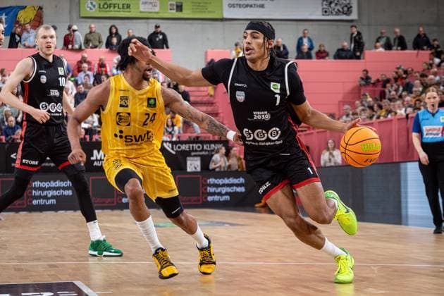Tigers Tuebingen - SBB Baskets Wolmirstedt, Herren, 2. Bundesliga, Barmer 2. Basketball Bundesliga, pro A, 5. Spieltag, Spielzeit 2025 2026, 25.10.2025 Trey Thompson Stewart (SBB Baskets Wolmirstedt, 01) beim Zug zum Korb gegen Jacobi Wood (Tigers Tuebingen, 24)