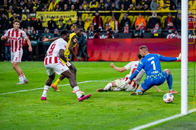 25.10.2025: Fußball: Borussia Dortmund - 1. FC Köln, 8. Spieltag im Signal-Iduna-Park. Maximilian Beier (Borussia Dortmund) erzielt das Tor zum 1:0. WICHTIGER HINWEIS: Gemäß den Vorgaben der DFL und des DFB ist es untersagt, in dem Stadion und oder vom Spiel angefertigte Fotoaufnahmen in Form von Sequenzbildern und oder videoähnlichen Fotostrecken zu verwerten bzw. verwerten zu lassen. Copyright: xDavidxInderliedx
