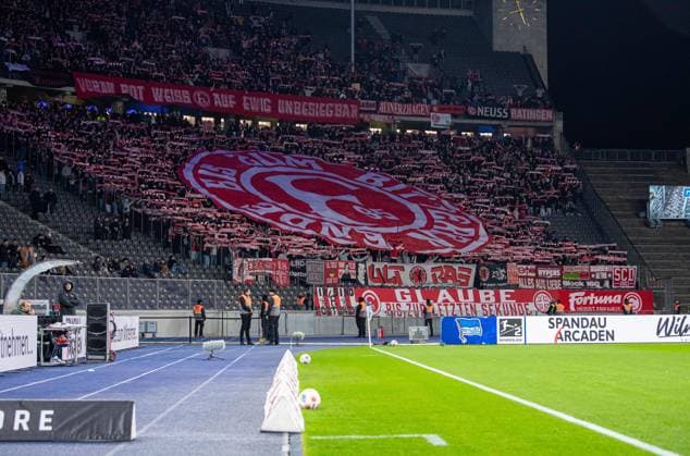 Fussball, Herren, Saison 2025 2026, 2. Bundesliga (10. Spieltag), Hertha BSC - Fortuna Düsseldorf, Fans von Düsseldorf mit Intro, 25.10. 2025,
