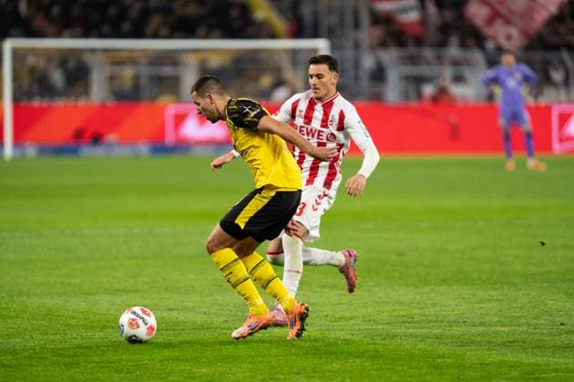 GER, 1. FBL, Borussia Dortmund vs 1.FC Köln 25.10.2025, Signal Iduna Park, Dortmund, GER, 1. FBL, Borussia Dortmund vs 1.FC Köln im Bild: Zweikampf zwischen Waldemar Anton (Borussia Dortmund, 3) und Said El Mala (1. FC Köln Koeln, 13)
