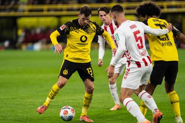 GER, 1. FBL, Borussia Dortmund vs 1.FC Köln 25.10.2025, Signal Iduna Park, Dortmund, GER, 1. FBL, Borussia Dortmund vs 1.FC Köln im Bild: Pascal Groß (Borussia Dortmund, 13) Einzelaktion; Ganzkörper Ganzkoerper ; Ball am Fuss;