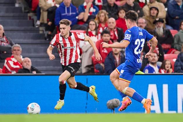 October 25, 2025, Bilbao, Vizcaya, SPAIN: Robert Navarro of Athletic Club competes for the ball with Adrian Liso of Getafe CF during the LaLiga EA Sports match between Athletic Club and Getafe CF at San Mames on October 25, 2025, in Bilbao, Spain. Bilbao SPAIN - ZUMAa181 20251025_zaa_a181_239 Copyright: xRicardoxLarreinax