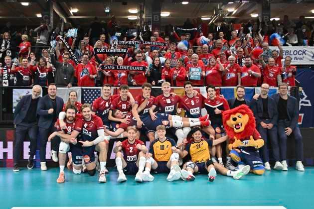 GER; 1.VBL, SVG Lueneburg vs cerebricks VOLLEY GOATS Mitteldt. 25.10.2025, LKH Arena, Lueneburg, GER; 1. VBL, SVG Lueneburg vs cerebricks VOLLEY GOATS Mitteldeutschland im Bild die Lueneburger Mannschaft jubelt ueber den Sieg