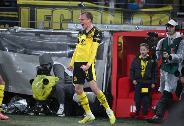 Jubel Maximilian Beier (Borussia Dortmund) 25.10.2025, Fussball 1. Bundesliga, Saison 2025 2026, 8. Spieltag, Borussia Dortmund - 1. FC Köln DFL regulations prohibit any use of photographs as image sequences and or quasi-video Dortmund Signal Iduna Park Nordrhein Westfalen Deutschland
