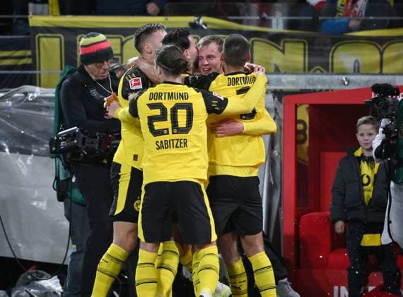 Jubel BVB, Dortmunds Spieler feiern den Siegtreffer von Maximilian Beier (Borussia Dortmund), re. 25.10.2025, Fussball 1. Bundesliga, Saison 2025 2026, 8. Spieltag, Borussia Dortmund - 1. FC Köln DFL regulations prohibit any use of photographs as image sequences and or quasi-video Dortmund Signal Iduna Park Nordrhein Westfalen Deutschland
