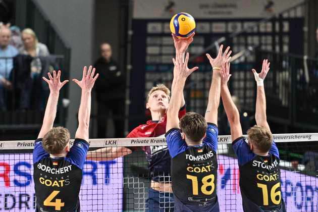 GER; 1.VBL, SVG Lueneburg vs cerebricks VOLLEY GOATS Mitteldt. 25.10.2025, LKH Arena, Lueneburg, GER; 1. VBL, SVG Lueneburg vs cerebricks VOLLEY GOATS Mitteldeutschland im Bild Axel Juul Larsen (Lueneburg 18) versucht sich gegen Tom Borchert (Mitteldeutschland 04) , Dax Tompkins(Mitteldeutschland 18) und Paul Strommel (Mitteldeutschland 16) durchzusetzen