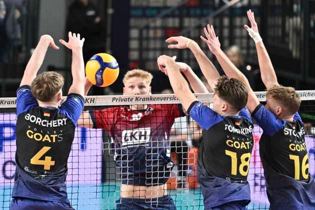 GER; 1.VBL, SVG Lueneburg vs cerebricks VOLLEY GOATS Mitteldt. 25.10.2025, LKH Arena, Lueneburg, GER; 1. VBL, SVG Lueneburg vs cerebricks VOLLEY GOATS Mitteldeutschland im Bild Axel Juul Larsen (Lueneburg 18) versucht sich gegen Tom Borchert (Mitteldeutschland 04) , Dax Tompkins(Mitteldeutschland 18) und Paul Strommel (Mitteldeutschland 16) durchzusetzen