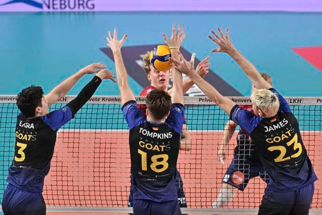 GER; 1.VBL, SVG Lueneburg vs cerebricks VOLLEY GOATS Mitteldt. 25.10.2025, LKH Arena, Lueneburg, GER; 1. VBL, SVG Lueneburg vs cerebricks VOLLEY GOATS Mitteldeutschland im Bild Axel Valentin Enlund (Lueneburg 17) versucht sich gegen Sebastian Lara (Mitteldeutschland 03), Dax Tompkins(Mitteldeutschland 18) und Samuel James Schellenberg (Mitteldeutschland 23) durchzusetzen