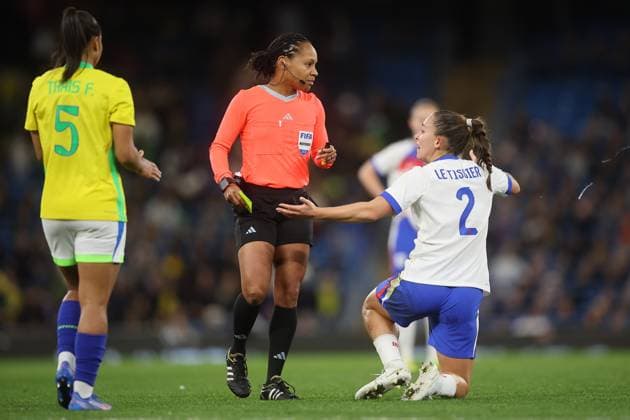 England v Brazil 25 October 2025, Manchester - Women™s International Friendly, Länderspiel, Nationalmannschaft - England v Brazil. Maya Le Tissier of England is shown a yellow card and is booked by referee Natalie Simon (photo by Daniel Chesterton) Manchester UK Copyright: xDanielxChestertonxOffside