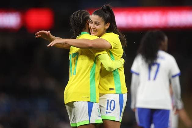 England v Brazil 25 October 2025, Manchester - Women™s International Friendly, Länderspiel, Nationalmannschaft - England v Brazil. Ary Borges of Brazil and Duda Sampaio of Brazil celebrate after the match (photo by Daniel Chesterton) Manchester UK Copyright: xDanielxChestertonxOffside