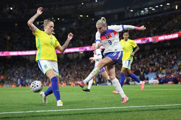 England v Brazil 25 October 2025, Manchester - Women™s International Friendly, Länderspiel, Nationalmannschaft - England v Brazil. Alessia Russo of England crosses the ball past Isa Haas of Brazil (photo by Daniel Chesterton) Manchester UK Copyright: xDanielxChestertonxOffside