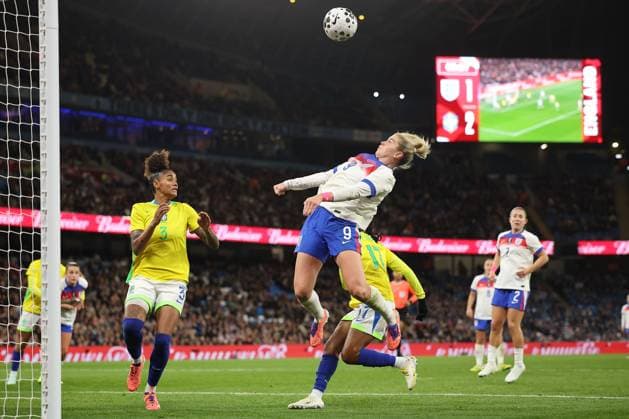 England v Brazil 25 October 2025, Manchester - Women™s International Friendly, Länderspiel, Nationalmannschaft - England v Brazil. Alessia Russo of England competes for a header (photo by Daniel Chesterton) Manchester UK Copyright: xDanielxChestertonxOffside