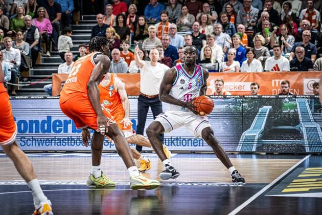 1. Basketball Bundesliga, easyCredit BBL, Saison 2025 2026, Herren, Hauptrunde, 5. Spieltag, 25.10.2025, RASTA Vechta - Telekom Baskets Bonn Tylan Birts ( 5 - Telekom Baskets Bonn) in Aktion Vechta RASTA Dome Niedersachsen Deutschland
