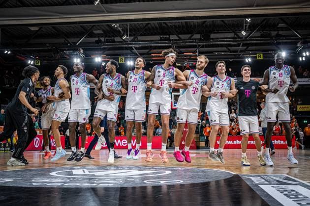 1. Basketball Bundesliga, easyCredit BBL, Saison 2025 2026, Herren, Hauptrunde, 5. Spieltag, 25.10.2025, RASTA Vechta - Telekom Baskets Bonn Das Team der Telekom Baskets Bonn nach der Partie Vechta RASTA Dome Niedersachsen Deutschland *** 1 Basketball Bundesliga, easyCredit BBL, Season 2025 2026, Men, Main round, Matchday 5, 25 10 2025, RASTA Vechta Telekom Baskets Bonn The Telekom Baskets Bonn team after the game Vechta RASTA Dome Lower Saxony Germany