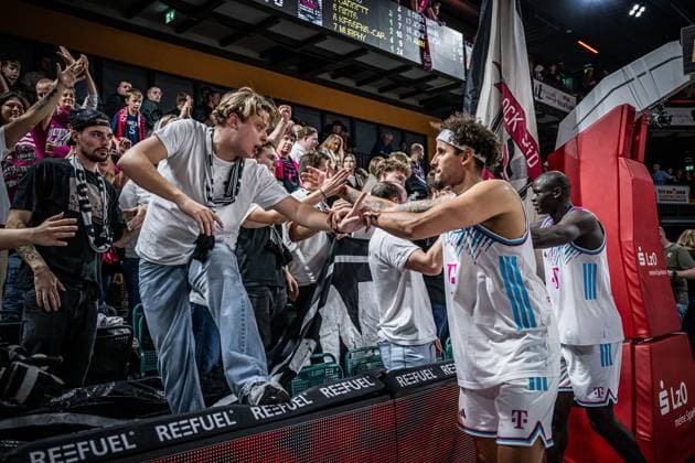 1. Basketball Bundesliga, easyCredit BBL, Saison 2025 2026, Herren, Hauptrunde, 5. Spieltag, 25.10.2025, RASTA Vechta - Telekom Baskets Bonn Die Fans der Telekom Baskets Bonn und Michael Kessens ( 6 - Telekom Baskets Bonn) nach der Partie Vechta RASTA Dome Niedersachsen Deutschland