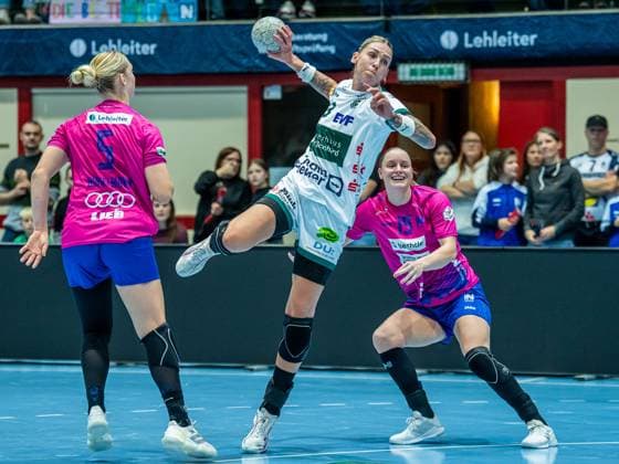 Luisa Schulze (Frisch Auf Frauen, 33) setzt sich gegen Kim Hinkelmann Union Neckarsulm, 05) und Iva van der Linden (Sport-Union Neckarsulm, 19) durch, Sport-Union Neckarsulm vs. Frisch Auf Goeppingen, Handball, 1. Bundesliga, Spielzeit 2025 2026, 25.10.2025 Sport-Union Neckarsulm vs. Frisch Auf Goeppingen, Handball, 1. Bundesliga, Spielzeit 2025 2026, 25.10.2025 Neckarsulm Copyright: xEibner-Pressefoto MichaelxSchmidx EP_MST
