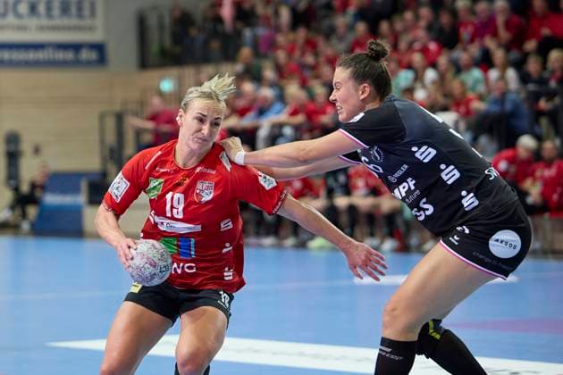 Lea Gruber (Halle, 19), Carolin Huebner (Tussies, 56), SV Union Halle-Neustadt vs. TuS Metzingen, Handball Bundesliga Frauen, Saison 2025 26, 6. Spieltag, 25.10.2025 Halle SWH Arena Sachsen-Anhalt Deutschland