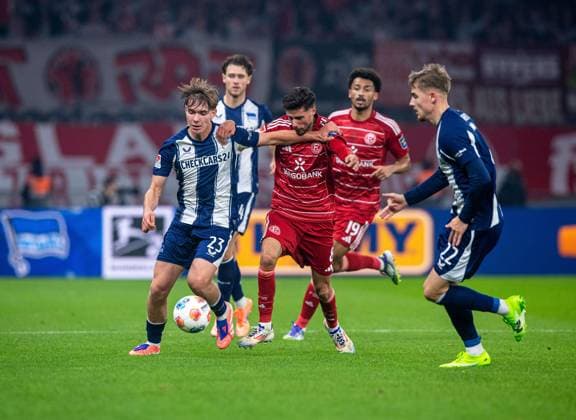 Fussball, Herren, Saison 2025 2026, 2. Bundesliga (10. Spieltag), Hertha BSC - Fortuna Düsseldorf, v.l. Kennet Eichhorn (Hertha BSC), Anouar El Azzouzi (Düsseldorf), Marten Winkler (Hertha BSC), 25.10. 2025,