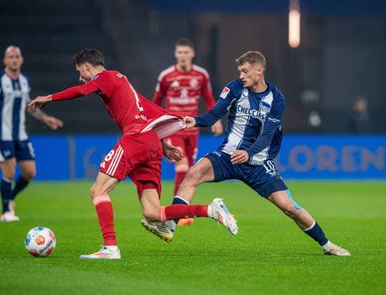 Fussball, Herren, Saison 2025 2026, 2. Bundesliga (10. Spieltag), Hertha BSC - Fortuna Düsseldorf, v.l. Anouar El Azzouzi (Düsseldorf), Michael Cuisance (Hertha BSC), 25.10. 2025,