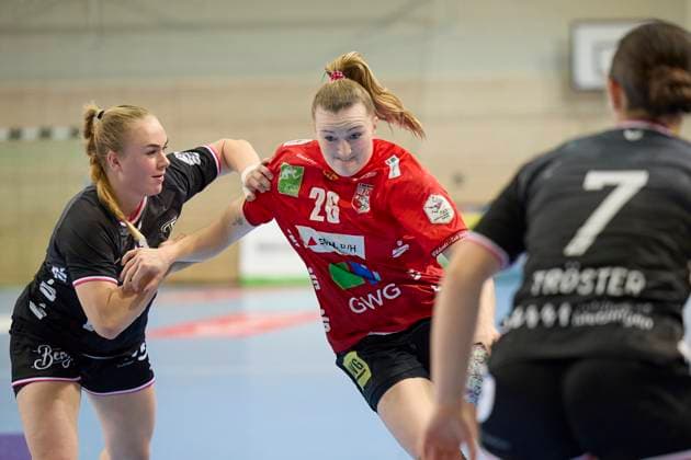 Selina Lindemann (Tussies, 2), Cara Reuthal (Halle, 26), Sabrina Troester (Tussies, 7), SV Union Halle-Neustadt vs. TuS Metzingen, Handball Bundesliga Frauen, Saison 2025 26, 6. Spieltag, 25.10.2025 Halle SWH Arena Sachsen-Anhalt Deutschland