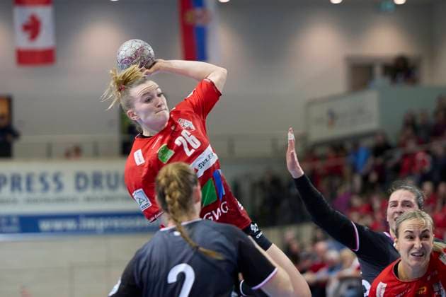 Cara Reuthal (Halle, 26), Selina Lindemann (Tussies, 2), SV Union Halle-Neustadt vs. TuS Metzingen, Handball Bundesliga Frauen, Saison 2025 26, 6. Spieltag, 25.10.2025 Halle SWH Arena Sachsen-Anhalt Deutschland