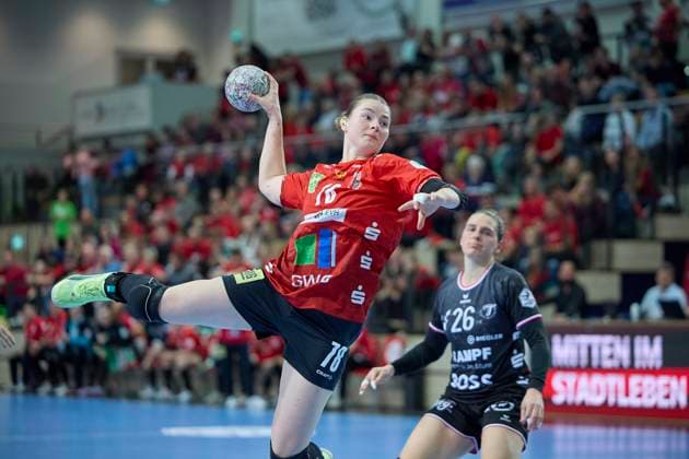 Lucy Strauchmann (Halle, 78), Svenja Huebner (Tussies, 26), SV Union Halle-Neustadt vs. TuS Metzingen, Handball Bundesliga Frauen, Saison 2025 26, 6. Spieltag, 25.10.2025 Halle SWH Arena Sachsen-Anhalt Deutschland