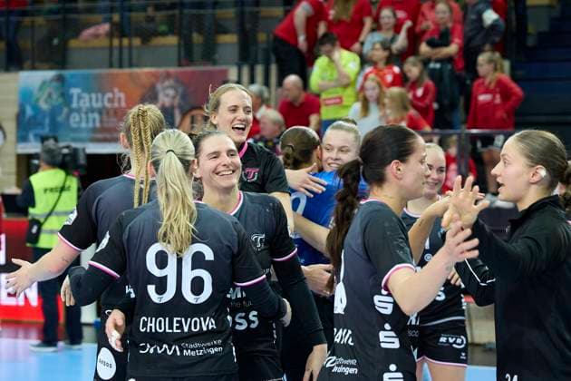 Tussis feiern den 33:38 Auswaertssieg, SV Union Halle-Neustadt vs. TuS Metzingen, Handball Bundesliga Frauen, Saison 2025 26, 6. Spieltag, 25.10.2025 Halle SWH Arena Sachsen-Anhalt Deutschland