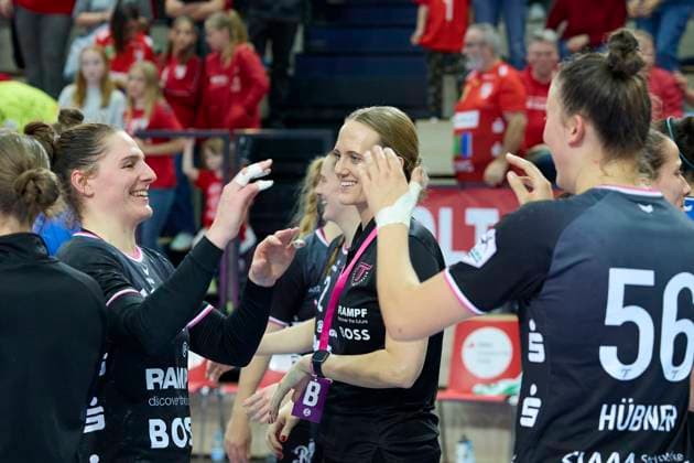 Tussis feiern den 33:38 Auswaertssieg, SV Union Halle-Neustadt vs. TuS Metzingen, Handball Bundesliga Frauen, Saison 2025 26, 6. Spieltag, 25.10.2025 Halle SWH Arena Sachsen-Anhalt Deutschland