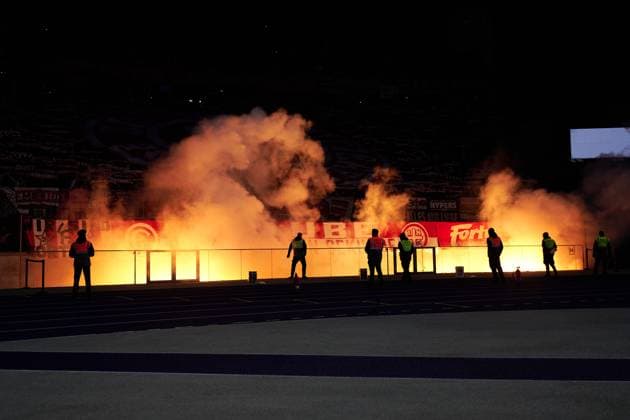 Fans Fortuna Duesseldorf, Pyrotechnik, GER, Hertha BSC vs. ,Fortuna Duesseldorf, 2. Bundesliga, Saison 2025 2026, 10. Spieltag, 25.010.2025 (DFL REGULATIONS PROHIBIT ANY USE OF PHOTOGRAPHS AS IMAGE SEQUENCES AND OR QUASI - VIDEO). GER, Hertha BSC vs. ,Fortuna Duesseldorf, 2. Bundesliga, Saison 2025 2026, 10. Spieltag, 25.010.2025 Berlin