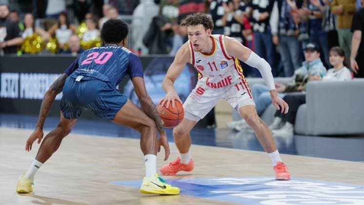 Im Bild: v.li. Michael Weathers (MLP Academics Heidelberg, 20) gegen Brae Ivey (Wuerzburg Baskets, 11) 25.10.2025, Basketball, MLP Academics Heidelberg - Fitness First Wuerzburg Baskets, easyCredit BBL, 5. Spieltag, Deutschland, Heidelberg, SNP Dome, Copyright: HMBxMedia xJulienxBecker