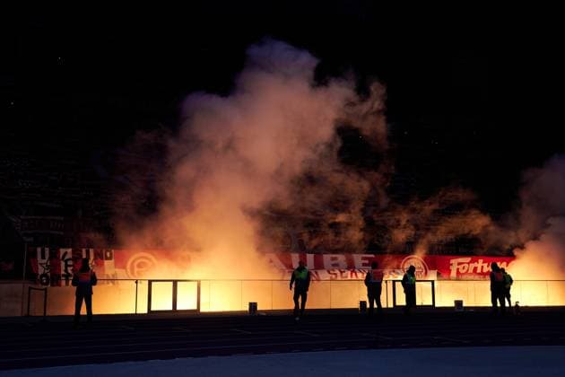 Fans Fortuna Duesseldorf, Pyrotechnik, GER, Hertha BSC vs. ,Fortuna Duesseldorf, 2. Bundesliga, Saison 2025 2026, 10. Spieltag, 25.010.2025 (DFL REGULATIONS PROHIBIT ANY USE OF PHOTOGRAPHS AS IMAGE SEQUENCES AND OR QUASI - VIDEO). GER, Hertha BSC vs. ,Fortuna Duesseldorf, 2. Bundesliga, Saison 2025 2026, 10. Spieltag, 25.010.2025 Berlin