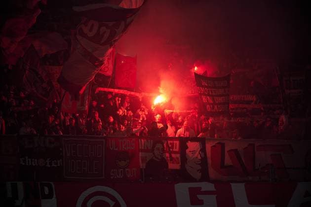 Fans Fortuna Duesseldorf, Pyrotechnik, GER, Hertha BSC vs. ,Fortuna Duesseldorf, 2. Bundesliga, Saison 2025 2026, 10. Spieltag, 25.010.2025 (DFL REGULATIONS PROHIBIT ANY USE OF PHOTOGRAPHS AS IMAGE SEQUENCES AND OR QUASI - VIDEO). GER, Hertha BSC vs. ,Fortuna Duesseldorf, 2. Bundesliga, Saison 2025 2026, 10. Spieltag, 25.010.2025 Berlin