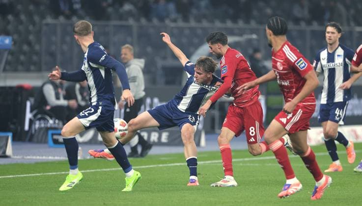 Kennet Eichhorn, Anouar El Azzouzi Zweikampf Spielszene Aktion Fußball Fussball DFL 2.Bundesliga Herren 10. Spieltag Saison 2025 2026 25.10.2025 Hertha BSC Berlin vs. Fortuna Düsseldorf DFL regulations prohibit any use of photographs as image sequences and or quasi-video