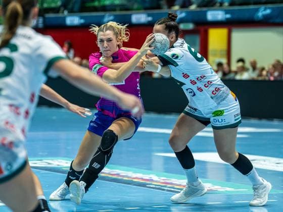 Paulina Uscinowicz Union Neckarsulm, 78) im Zweikampf mit Stephanie Elies (Frisch Auf Frauen, 63), Sport-Union Neckarsulm vs. Frisch Auf Goeppingen, Handball, 1. Bundesliga, Spielzeit 2025 2026, 25.10.2025 Sport-Union Neckarsulm vs. Frisch Auf Goeppingen, Handball, 1. Bundesliga, Spielzeit 2025 2026, 25.10.2025 Neckarsulm Copyright: xEibner-Pressefoto MichaelxSchmidx EP_MST
