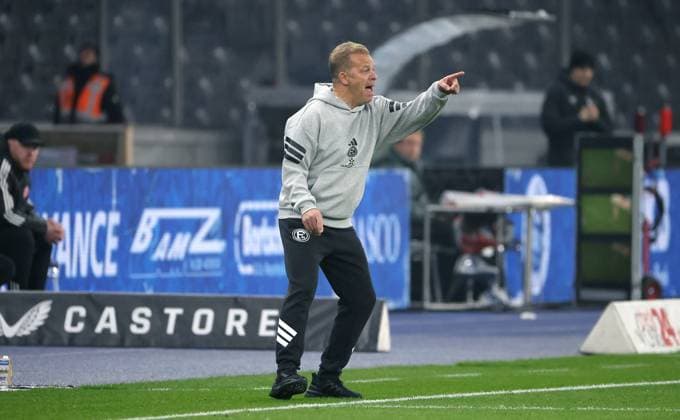 Trainer Markus Anfang gibt Anweisungen Einzelbild Freisteller Aktion Fußball Fussball DFL 2.Bundesliga Herren 10. Spieltag Saison 2025 2026 25.10.2025 Hertha BSC Berlin vs. Fortuna Düsseldorf DFL regulations prohibit any use of photographs as image sequences and or quasi-video