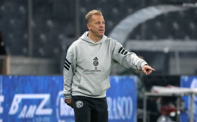 Trainer Markus Anfang zeigend, gestikulierend Aktion Oberkörper Fußball Fussball DFL 2.Bundesliga Herren 10. Spieltag Saison 2025 2026 25.10.2025 Hertha BSC Berlin vs. Fortuna Düsseldorf DFL regulations prohibit any use of photographs as image sequences and or quasi-video
