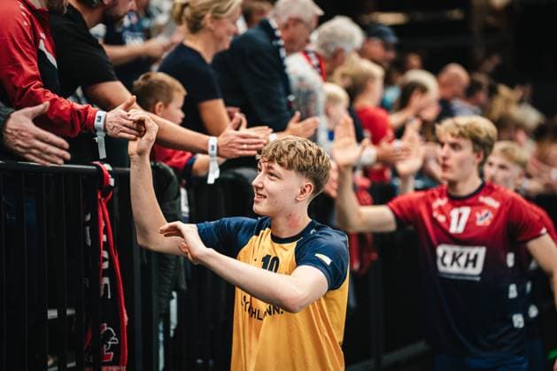 VBL: SVG Lüneburg vs. cerebricks Volley Goats Mitteldeutschland, 25.10.205 Joris Backhaus (SVG Lüneburg, 10) klatscht mit den Fans ab; 2. Spieltag: SVG Lüneburg vs. cerebricks Volley Goats Mitteldeutschland am 25.10.2025 in der LKH-Arena, Lüneburg Copyright: xBEAUTIFULxSPORTS Tonhäuserx