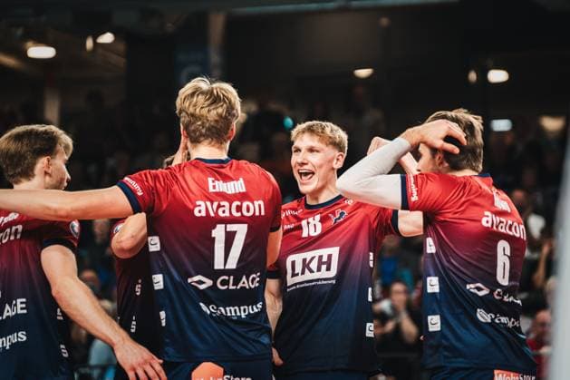 VBL: SVG Lüneburg vs. cerebricks Volley Goats Mitteldeutschland, 25.10.205 Axel Larsen (SVG Lüneburg, 18) jubelt; Volleyball Bundesliga, 2. Spieltag: SVG Lüneburg vs. cerebricks Volley Goats Mitteldeutschland am 25.10.2025 in der LKH-Arena, Lüneburg Copyright: xBEAUTIFULxSPORTS Tonhäuserx